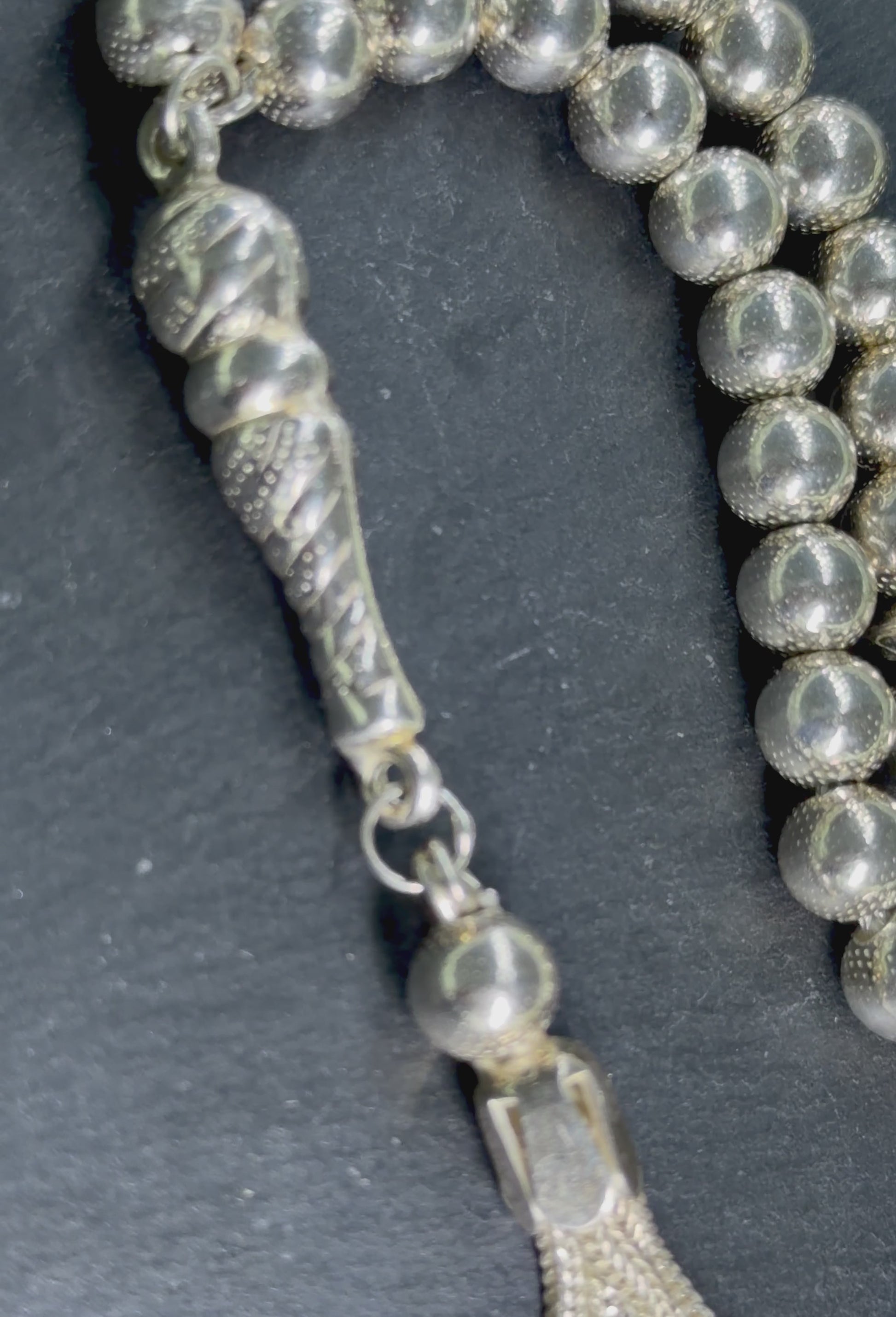 Sterlingsilber-Tasbih mit 33 strukturierten Perlen und Quaste