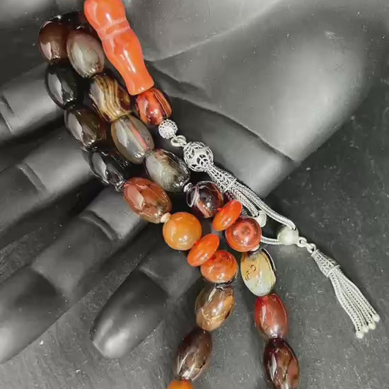 33-Perlen Tasbih aus Naturachat mit 925er Silberquaste, zeigt polierte Perlen in Brauntönen und feine Silberdetails.
