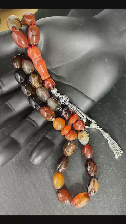 33-Perlen Tasbih aus Naturachat mit 925er Silberquaste, zeigt polierte Perlen in Brauntönen und feine Silberdetails.