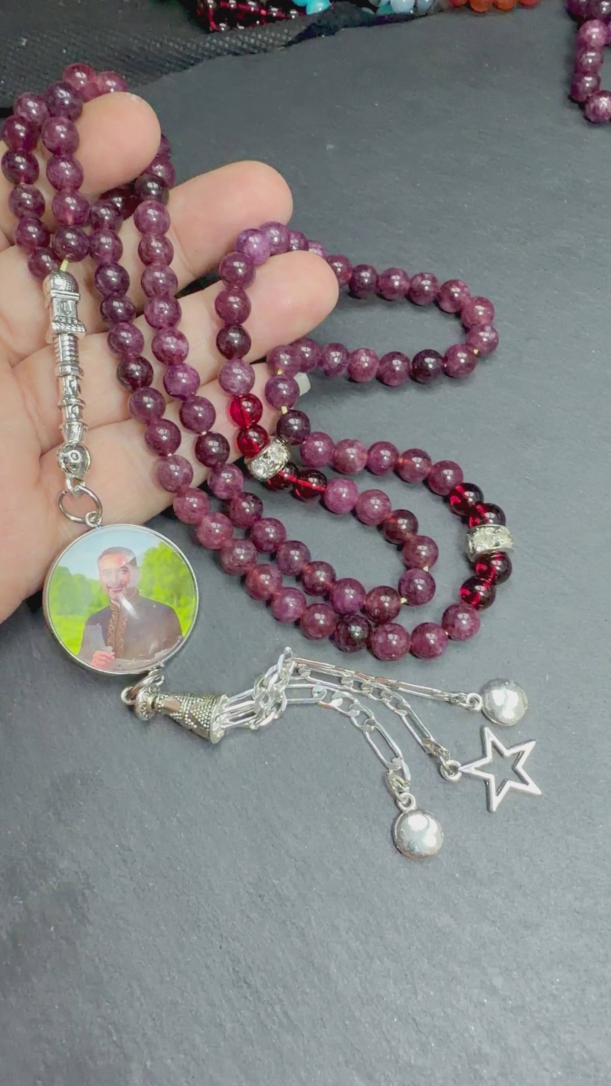 Tasbih aus natürlichem Granat, 99 Perlen, personalisierbares Medaillon, Gebetskette für Dhikr, Gebetskette