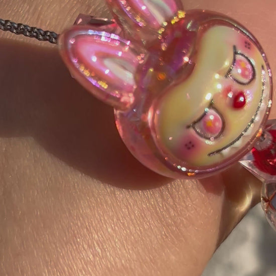 Bunte Acryl Handy-Kette mit Labubu-Style Charm – Perlen Handyband