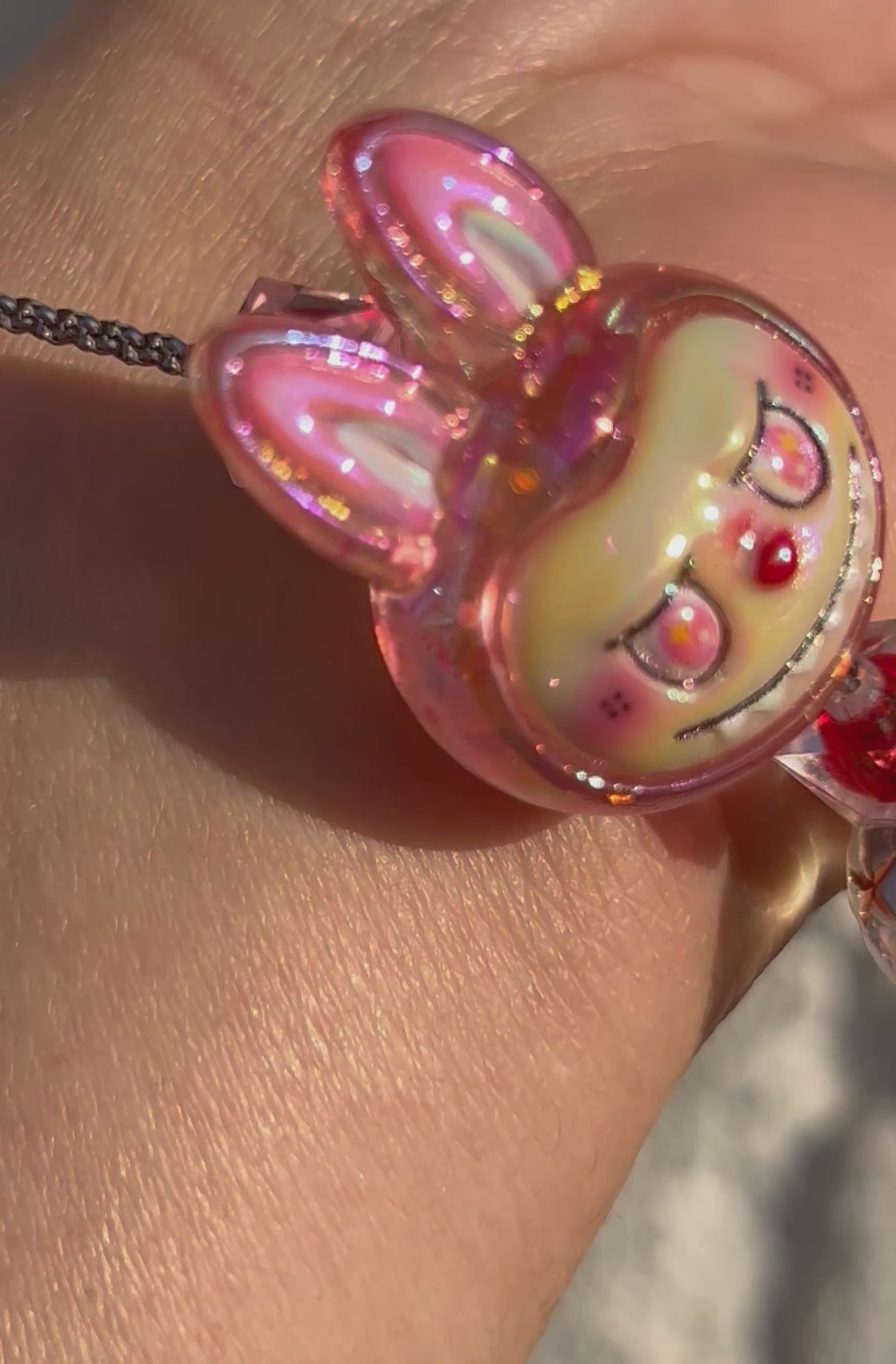 Bunte Acryl Handy-Kette mit Labubu-Style Charm – Perlen Handyband