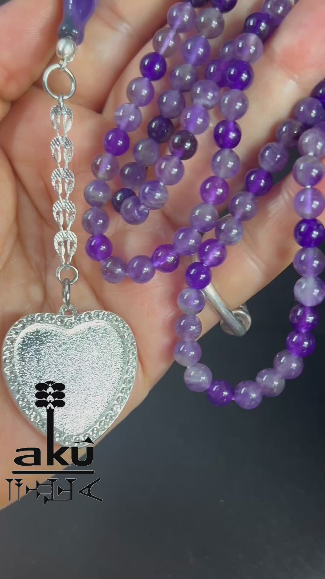 Personalisierte Tasbih mit 99 Amethystperlen, handgefertigt aus natürlichen 6 mm Perlen, mit herzförmigem Silberanhänger für Fotos und eleganter Quaste.
