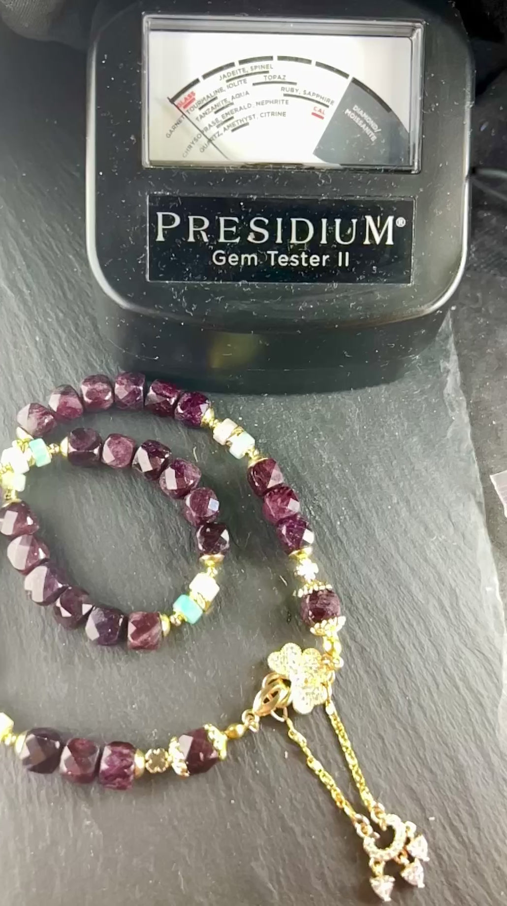 Natürliches Granat- und Amazonit-Set Halskette und Armband vergoldet, Januar-Glücksstein, Steinbock Sternzeichen Herz und Halschakra-Energie.