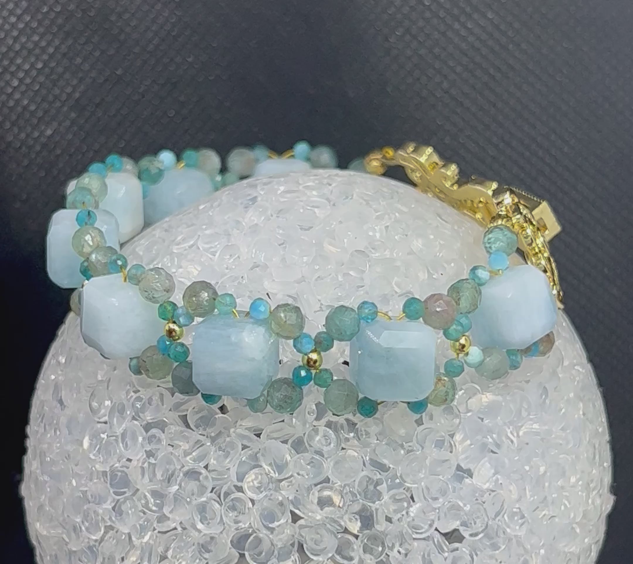 Video laden: Aquamarine iced apatite cat eye gold plated vergoldet bracelet armband armreifen handmade handgefertigt
