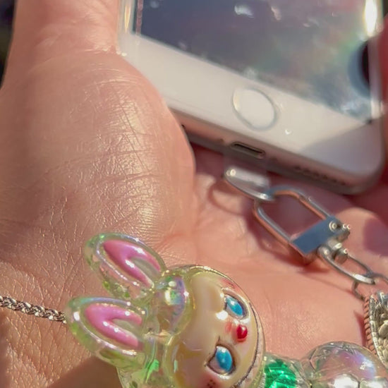 Bunte Acryl Handy-Kette mit Labubu-Style Charm – Perlen Handyband