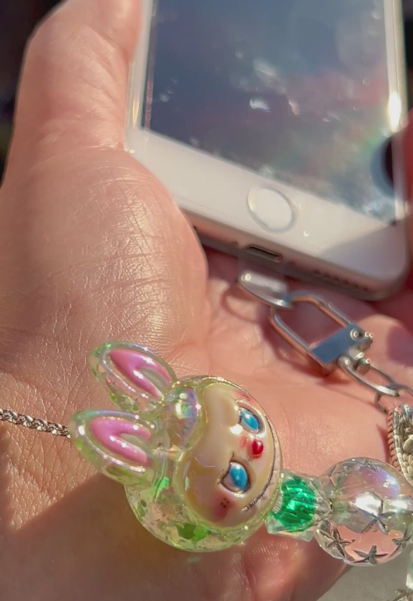 Bunte Acryl Handy-Kette mit Labubu-Style Charm – Perlen Handyband