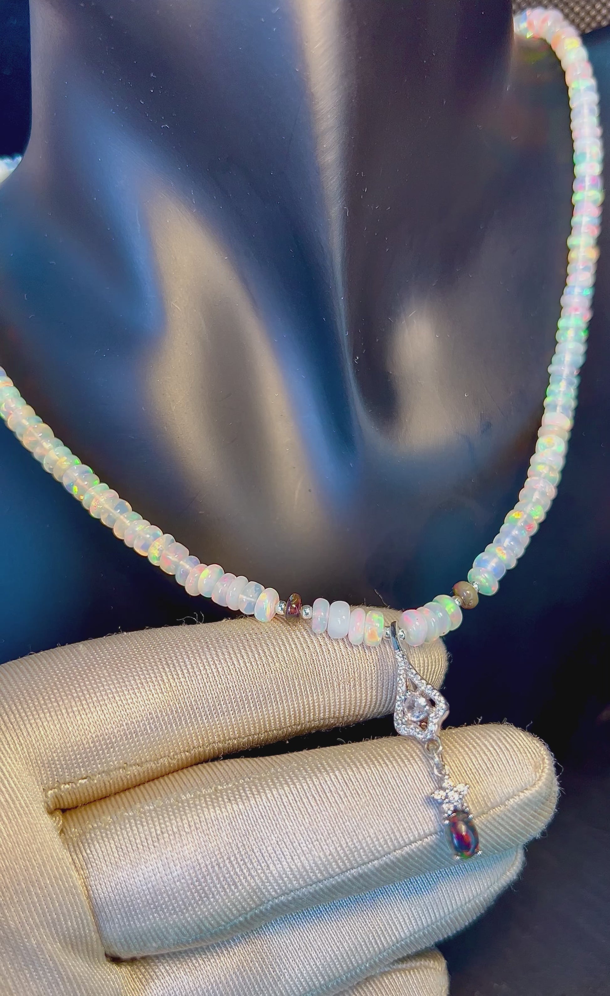 Natürliche weiße und schwarze Vollfeuer-OPAL-Collier-Halskette, Edelsteinschmuck, äthiopisch Kronen & Dritteauge chakra-Meditationsenergie.
