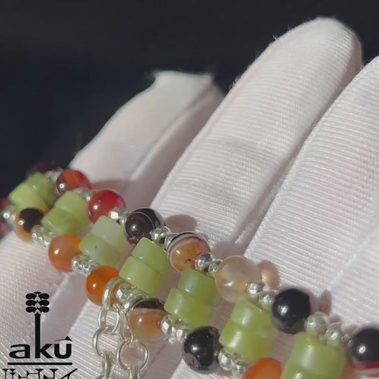 Breites Unisex-Armband mit Quaste, Sumerisch inspiriertes Schmuckdesign mit Edelsteinen