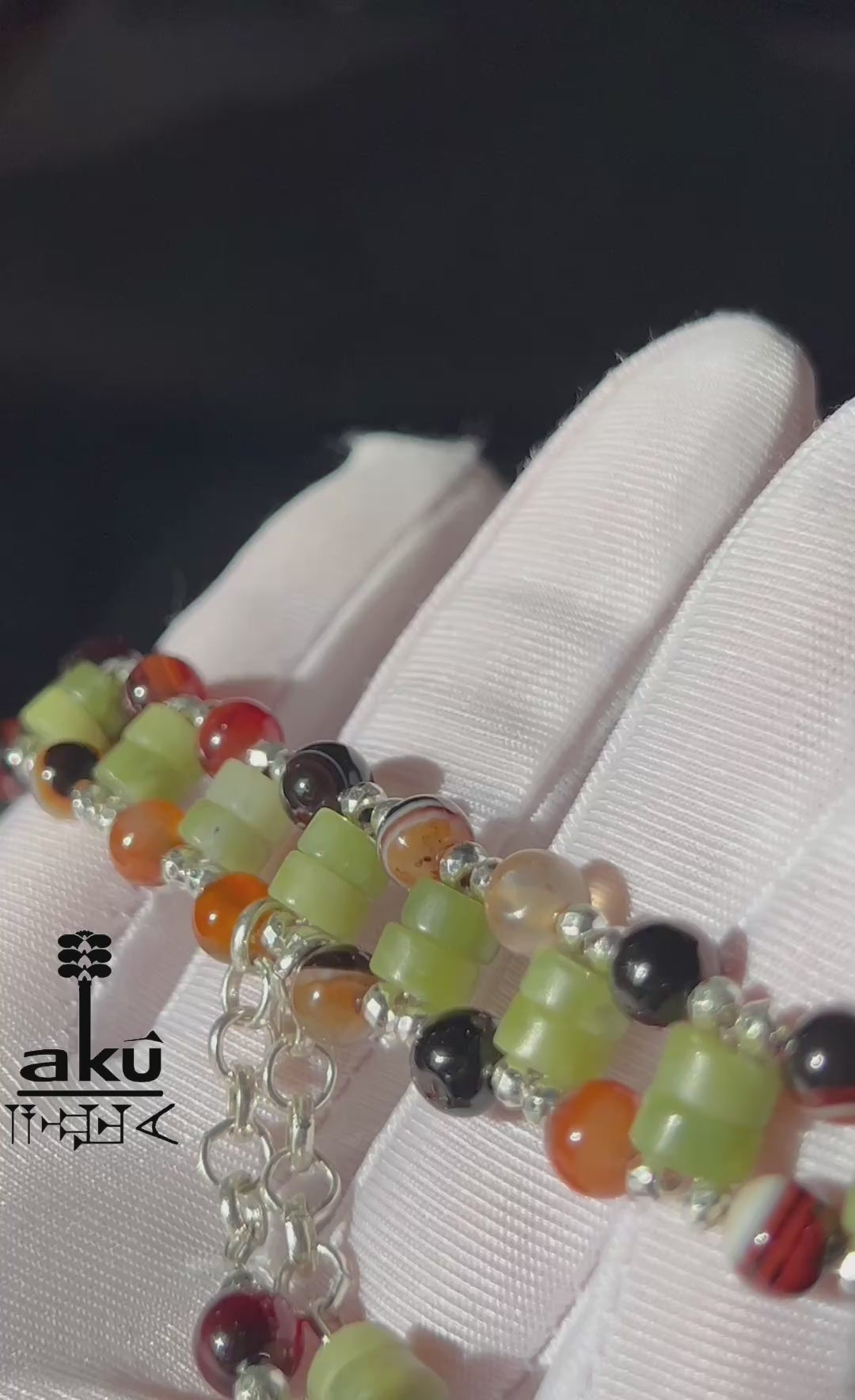Breites Unisex-Armband mit Quaste, Sumerisch inspiriertes Schmuckdesign mit Edelsteinen
