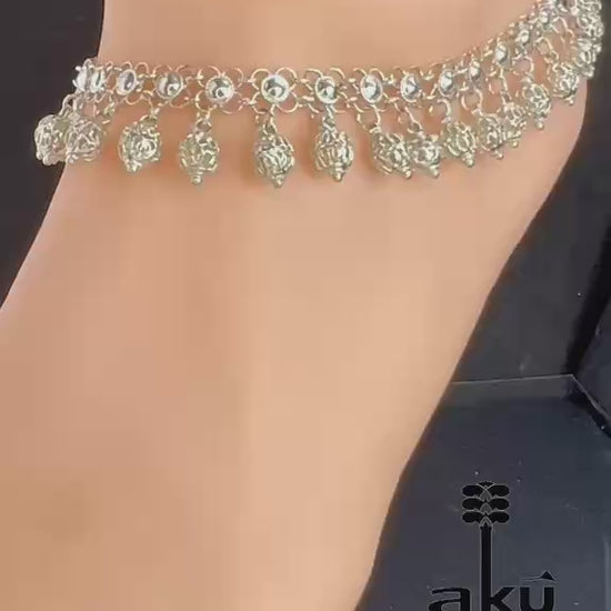 Detailaufnahme eines indischen 925er Silber-Fußkettchens mit Glöckchenanhängern am Knöchel getragen – traditioneller Schmuck mit filigraner Verarbeitung.