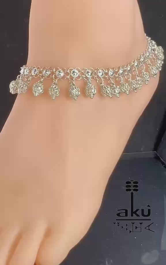 Detailaufnahme eines indischen 925er Silber-Fußkettchens mit Glöckchenanhängern am Knöchel getragen – traditioneller Schmuck mit filigraner Verarbeitung.