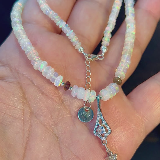Natürliche weiße und schwarze Vollfeuer-OPAL-Collier-Halskette, Edelsteinschmuck, äthiopisch Kronen & Dritteauge chakra-Meditationsenergie.