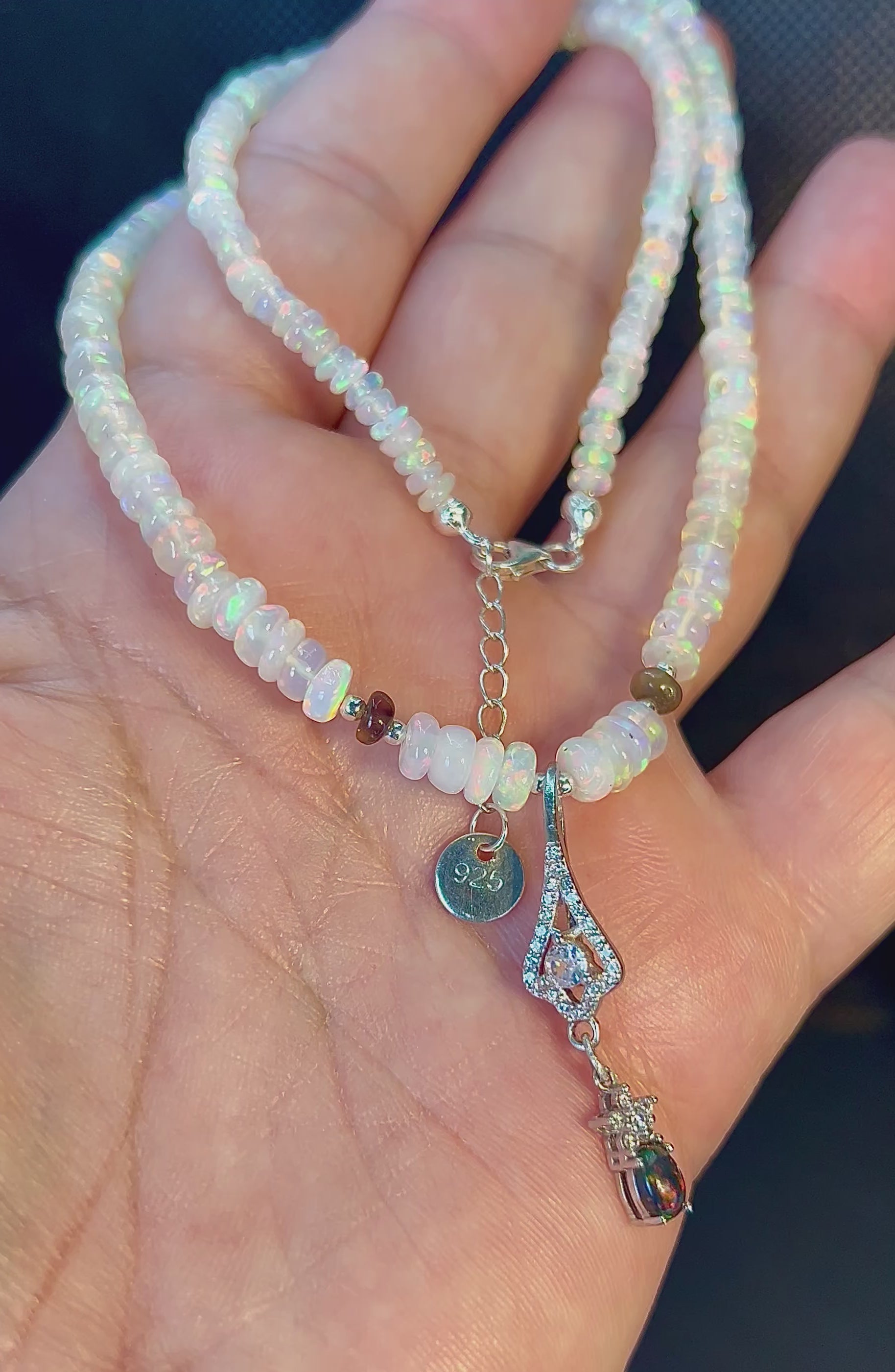 Natürliche weiße und schwarze Vollfeuer-OPAL-Collier-Halskette, Edelsteinschmuck, äthiopisch Kronen & Dritteauge chakra-Meditationsenergie.