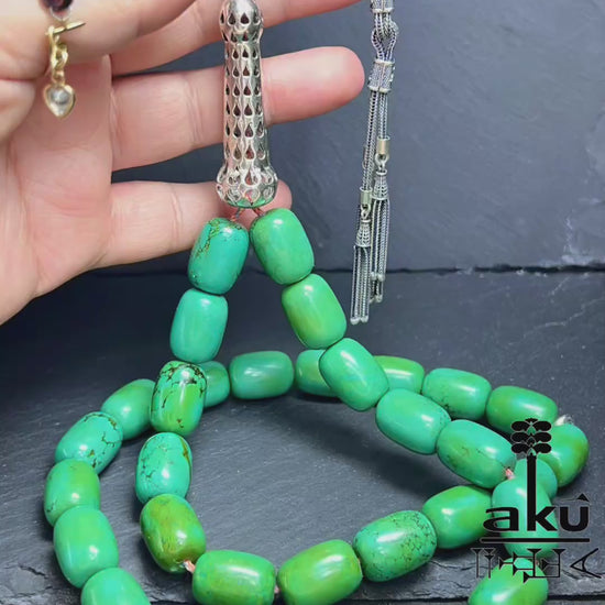33er Tasbih aus natürlich türkisem Chrysokoll, 18×13 mm zylinderförmige Perlen, 5 cm Minarett aus 925er Sterlingsilber, 40+13 cm Länge, 186 g Gewicht, mit goldfarbener Seidenquaste.