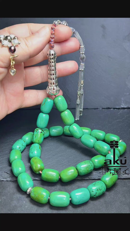 33er Tasbih aus natürlich türkisem Chrysokoll, 18×13 mm zylinderförmige Perlen, 5 cm Minarett aus 925er Sterlingsilber, 40+13 cm Länge, 186 g Gewicht, mit goldfarbener Seidenquaste.
