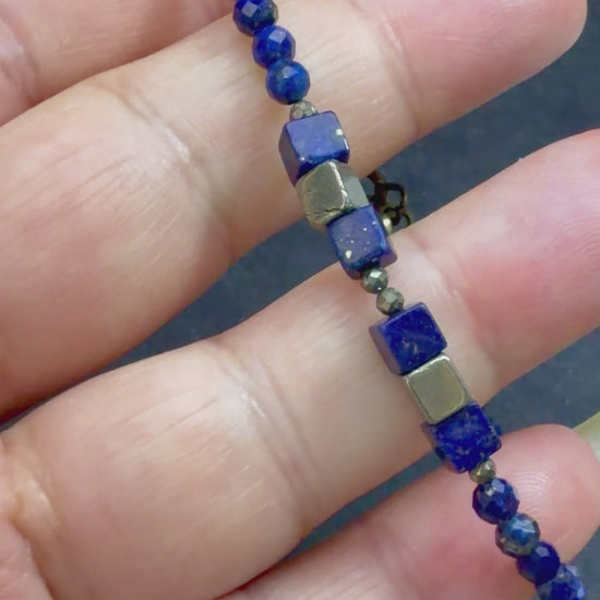 Lapislazuli Armband blau Edelstein, bronzene Würfel, Pyrit Perlen, natürlicher Edelstein