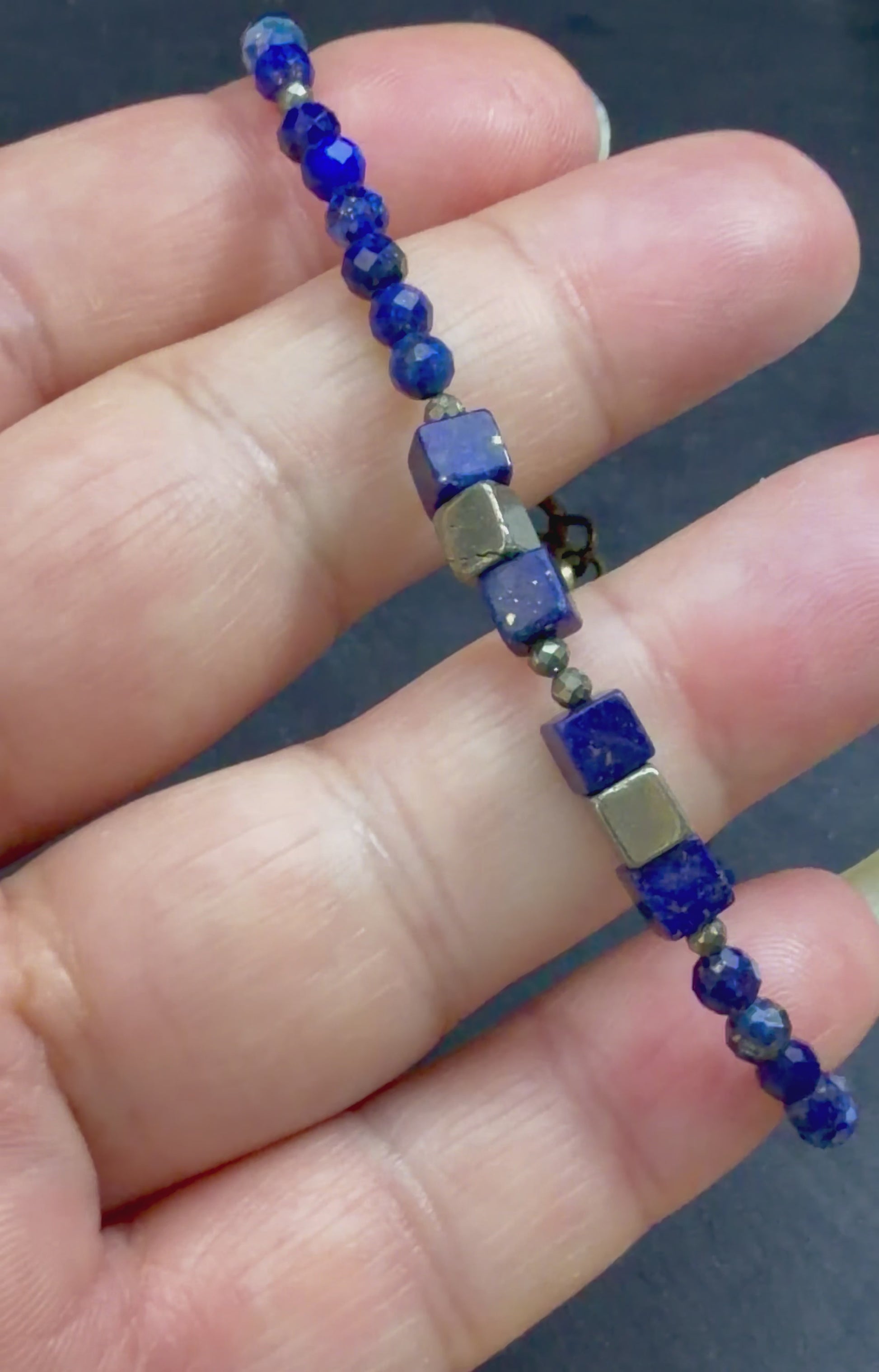 Lapislazuli Armband blau Edelstein, bronzene Würfel, Pyrit Perlen, natürlicher Edelstein