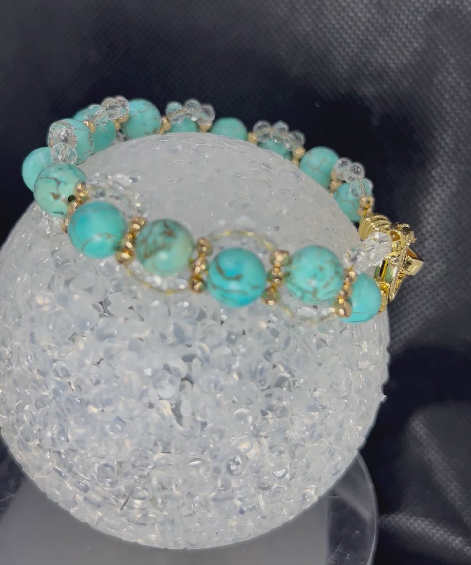 blaues-howlith-armband-natuerlicher-asiatischer-tuerkis-stein-messingvergoldeter-glaenzender-verschluss