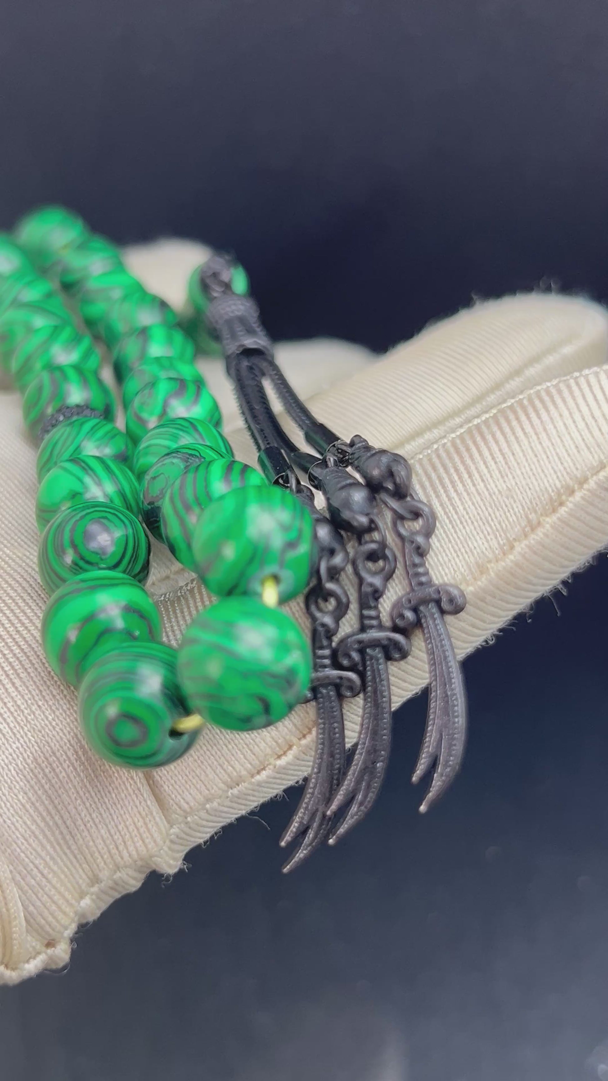 Malachit Tasbih, natürliche grüne Stein-Misbaha, islamischer Tesbih, Herzchakra-Energie, AkueShop, schwarze Quaste mit Zulfikar Thulfiqar Schwert Motiv.