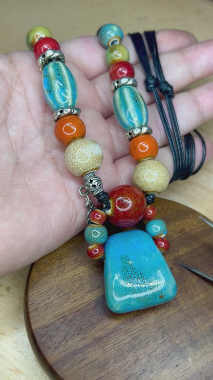 Handgemachte Halskette mit Keramikperlen in Erdtönen. Verstellbares Kunstlederband. Einzigartige Texturen.