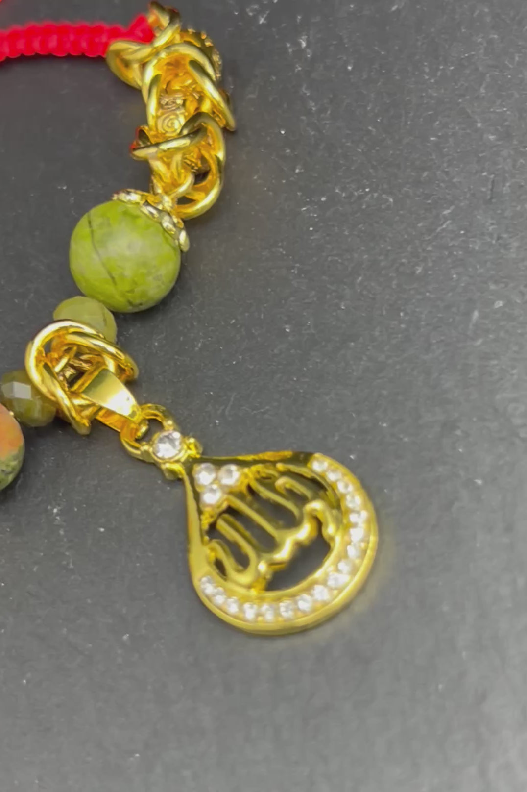 Unakit Tasbih und Armband aus natürlichem Stein (10 mm) mit goldbeschichtetem 'Allah'-Anhänger. Perfekt für spirituelle Energie, Meditation oder als elegantes Geschenk für besondere Anlässe