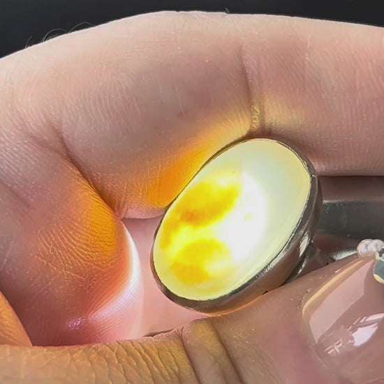 Ovaler Bildachat-Ring mit Lichtdurchlässigkeit und inneren Strukturen