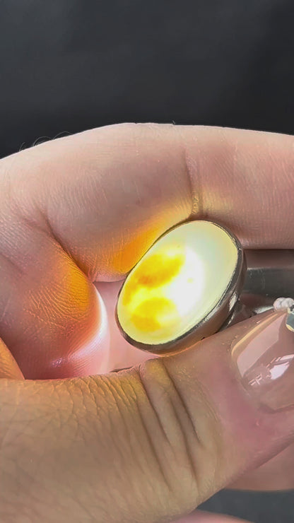 Ovaler Bildachat-Ring mit Lichtdurchlässigkeit und inneren Strukturen