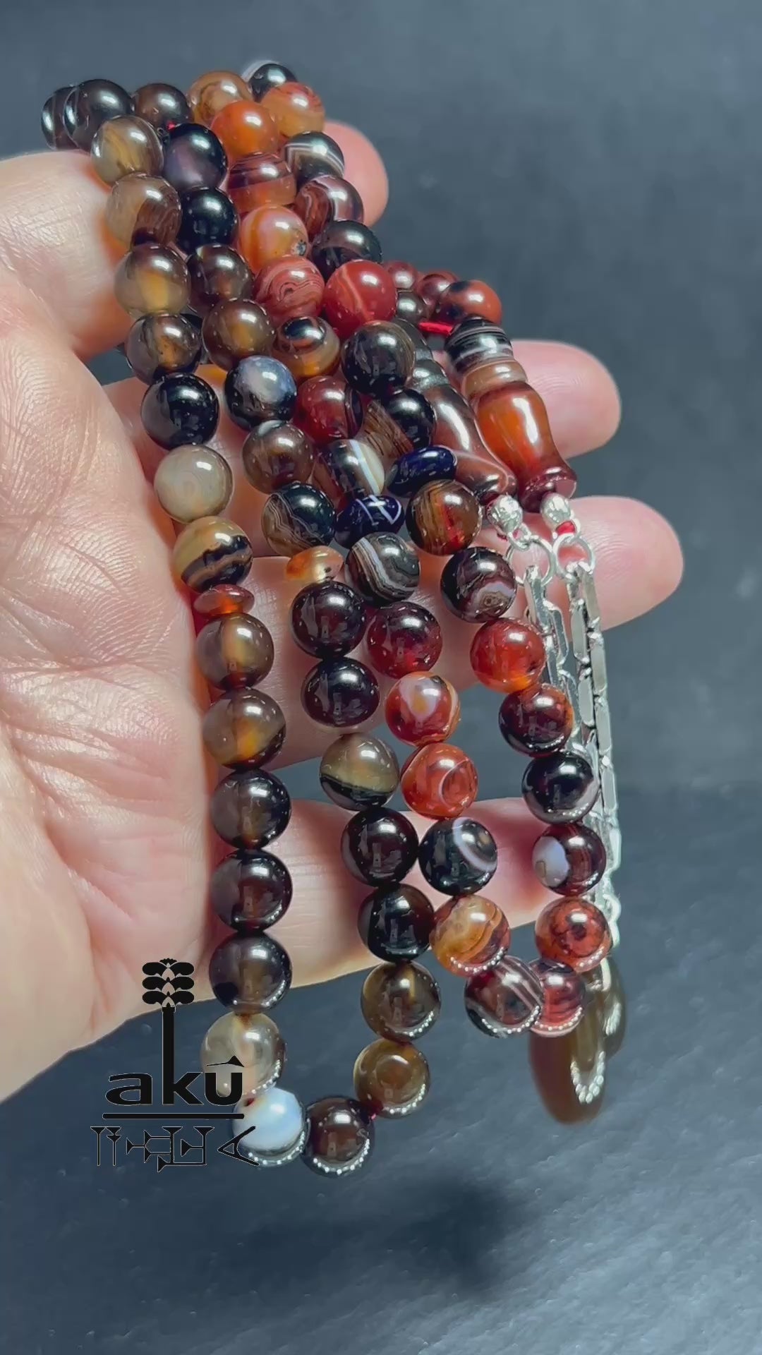 handgefertigten Tasbih aus natürlichem Achat. Sorgfältig aufgefädelt mit 45 Perlen (8 mm) und vollendet mit einer Quaste aus echtem 925er Sterlingsilber