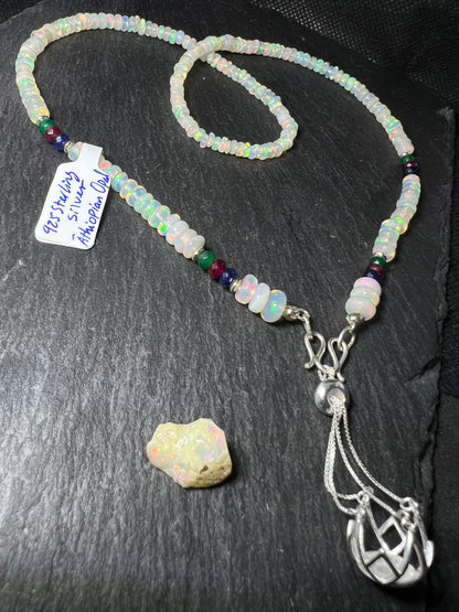Natürliche Weiße Opal Halskette Edelsteinschmuck Roher Smaragd Rubin Saphir