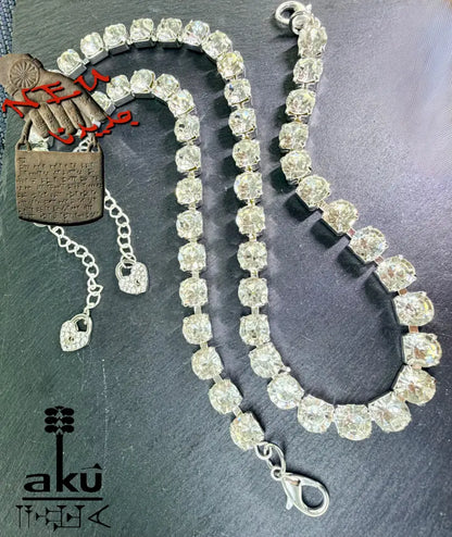 Strasssteinen auf dunklem Hintergrund. 