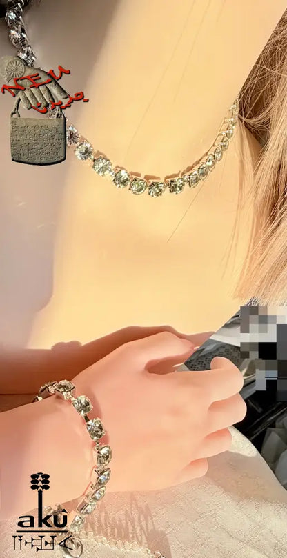 Glitzernde Steine im Licht auf Haut und Mannequin