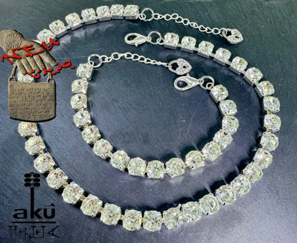 Tennis-Schmuckset mit Strasssteinen auf dunklem Hintergrund