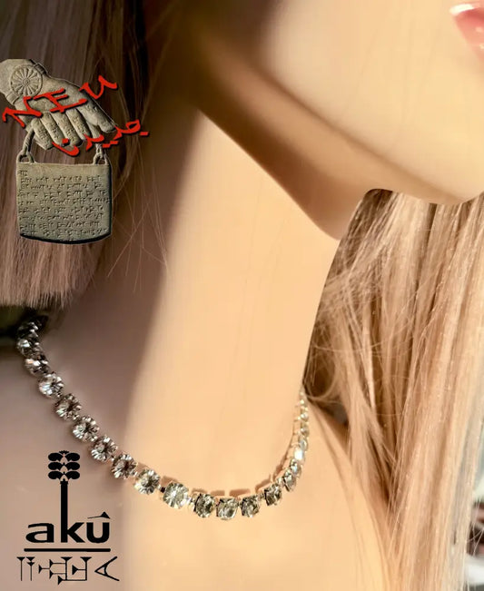 Glitzernde Steine im Licht auf Haut und Mannequin