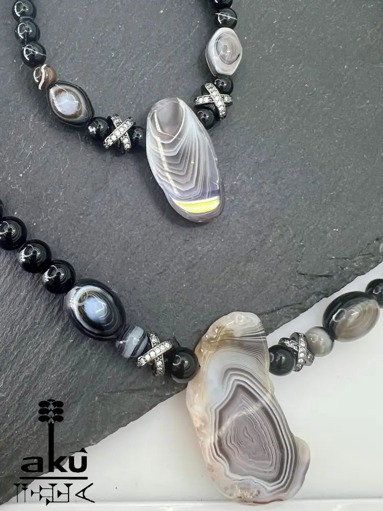 Schmuckset Sulemani Achat – Halskette und Armband mit natürlichen Rohstein-Anhängern, close up