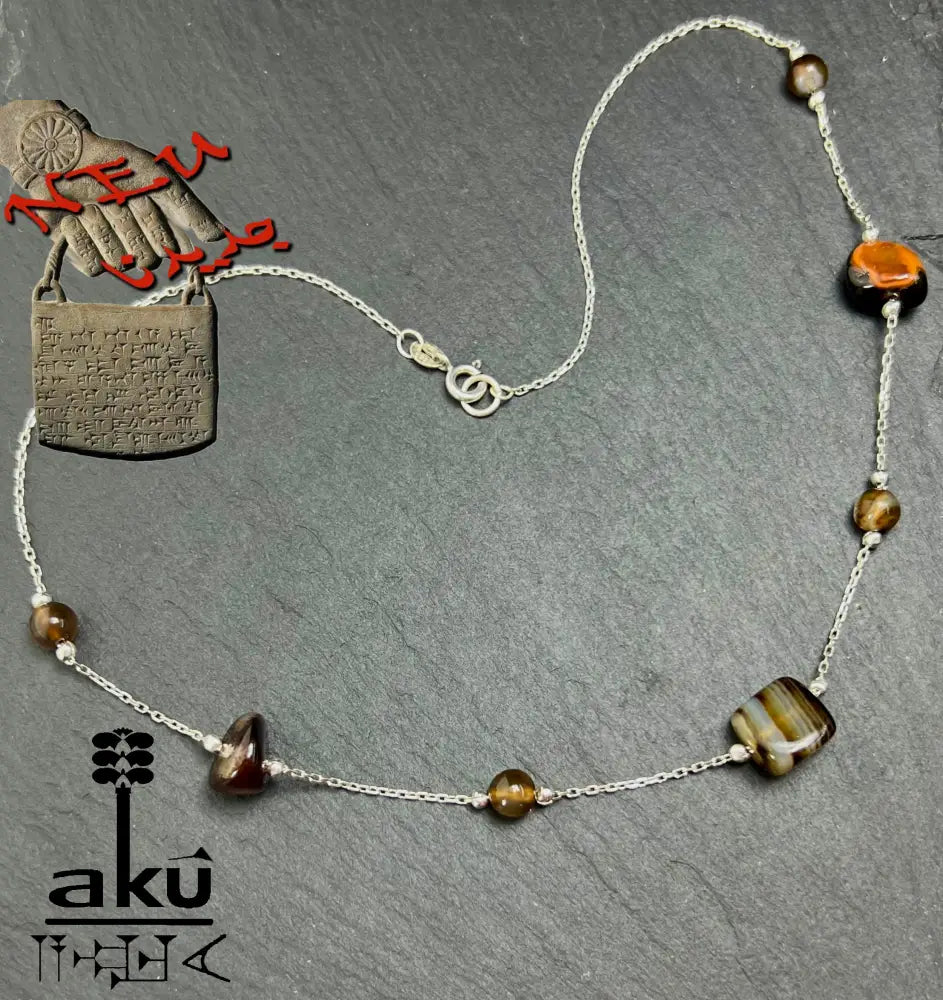 Detailaufnahme einer 925er Sterling Silberkette mit natürlichen Achat-Nugget-Perlen in Braun-, achat Halskette