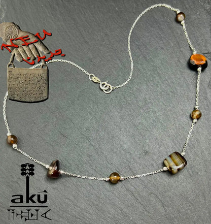 Detailaufnahme einer 925er Sterling Silberkette mit natürlichen Achat-Nugget-Perlen in Braun-, achat Halskette
