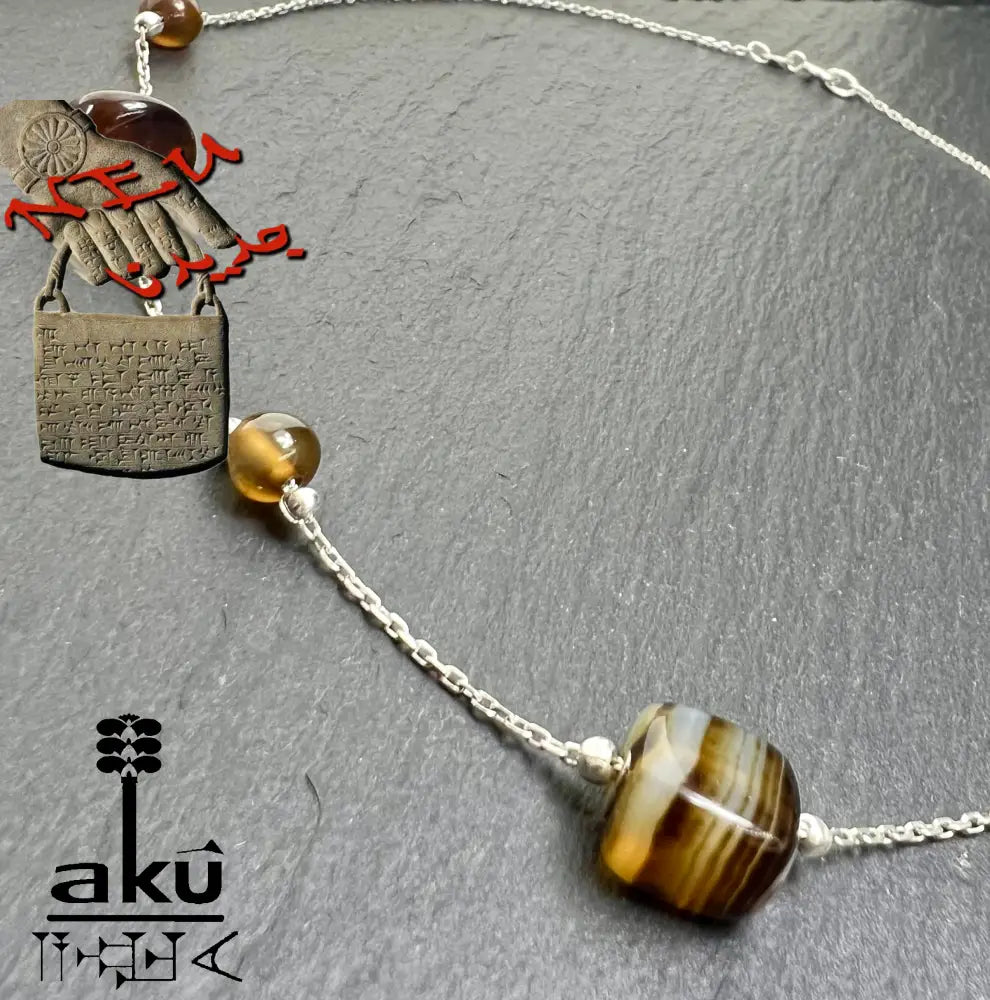 Detailaufnahme einer 925er Sterling Silberkette mit natürlichen Achat-Nugget-Perlen in Braun-, achat Halskette