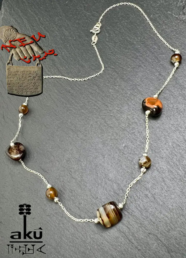 Detailaufnahme einer 925er Sterling Silberkette mit natürlichen Achat-Nugget-Perlen in Braun-, achat Halskette