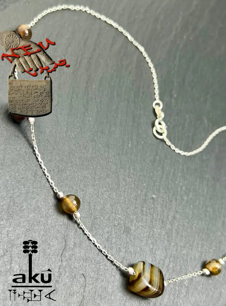 Detailaufnahme einer 925er Sterling Silberkette mit natürlichen Achat-Nugget-Perlen in Braun-, achat Halskette
