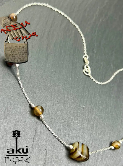 Detailaufnahme einer 925er Sterling Silberkette mit natürlichen Achat-Nugget-Perlen in Braun-, achat Halskette