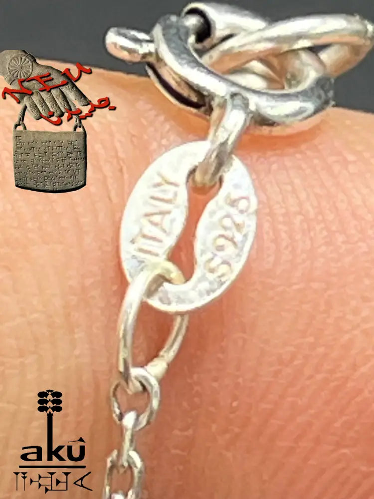 Detailaufnahme einer 925er Sterling Silberkette mit natürlichen Achat-Nugget-Perlen in Braun-, achat Halskette