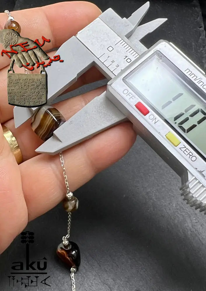 Detailaufnahme einer 925er Sterling Silberkette mit natürlichen Achat-Nugget-Perlen in Braun-, achat Halskette