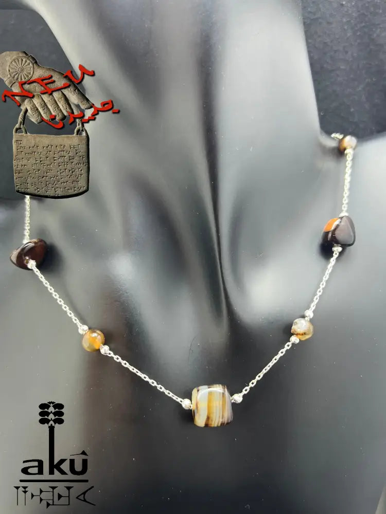Detailaufnahme einer 925er Sterling Silberkette mit natürlichen Achat-Nugget-Perlen in Braun-, achat Halskette