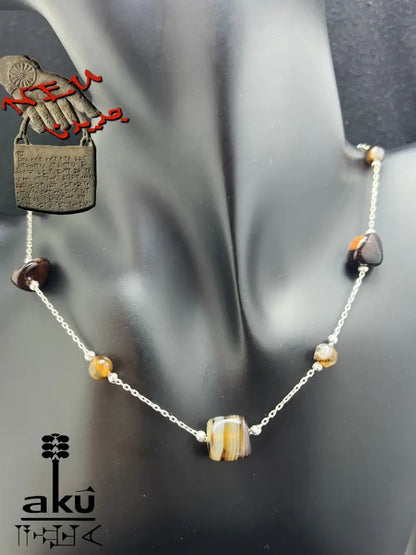 Detailaufnahme einer 925er Sterling Silberkette mit natürlichen Achat-Nugget-Perlen in Braun-, achat Halskette