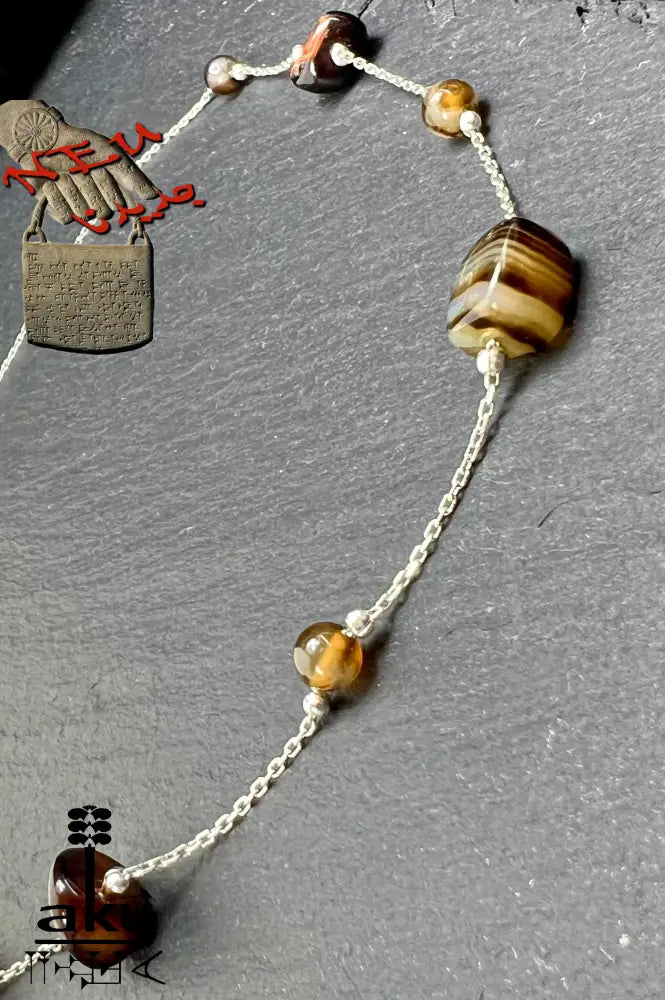Detailaufnahme einer 925er Sterling Silberkette mit natürlichen Achat-Nugget-Perlen in Braun-, achat Halskette