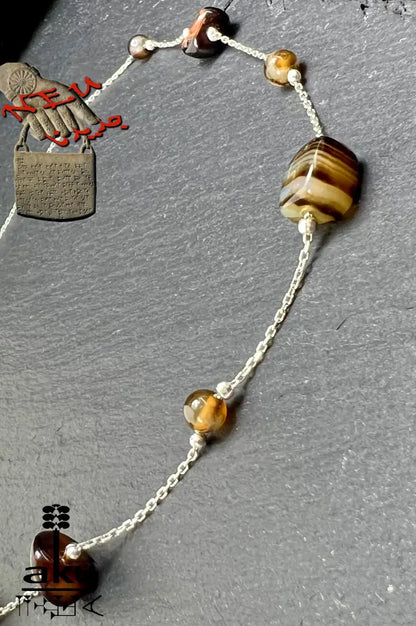 Detailaufnahme einer 925er Sterling Silberkette mit natürlichen Achat-Nugget-Perlen in Braun-, achat Halskette