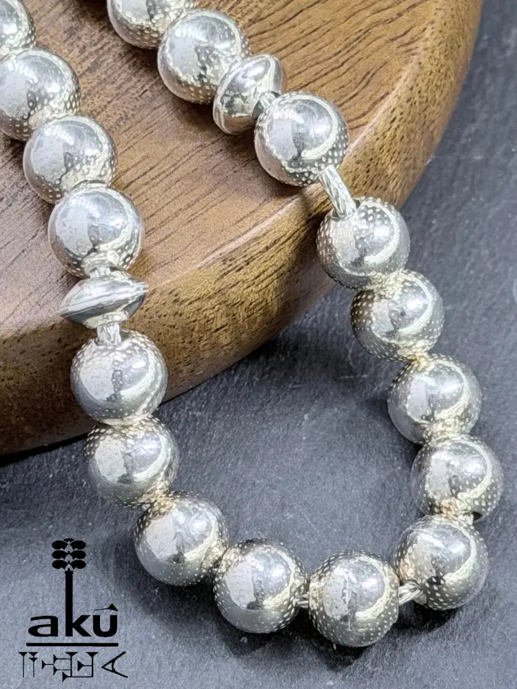 Seitenansicht der Gebetskette mit Fokus auf Verarbeitung und Glanz