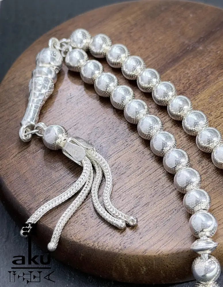 Seitenansicht der Gebetskette mit Fokus auf Verarbeitung und Glanz