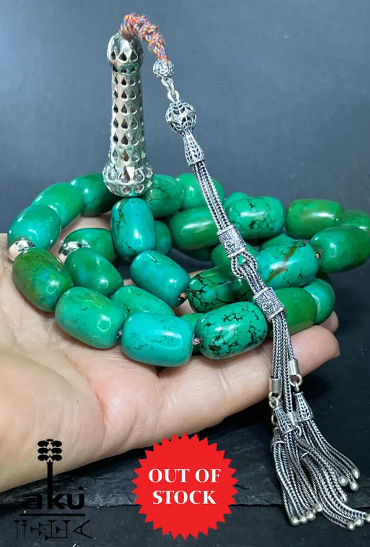 33er Tasbih aus natürlich türkisem Chrysokoll, 18×13 mm zylinderförmige Perlen, 5 cm Minarett aus 925er Sterlingsilber, 40+13 cm Länge, 186 g Gewicht, mit goldfarbener Seidenquaste.